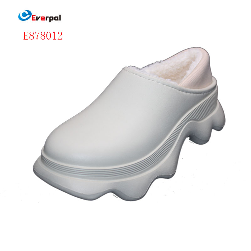 Apa ciri-ciri Sandal Clogs Wanita?