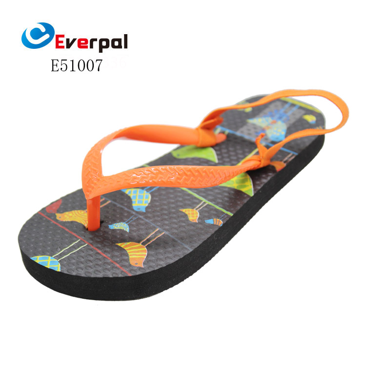Apa karakteristik sepatu pantai anak -anak karet?